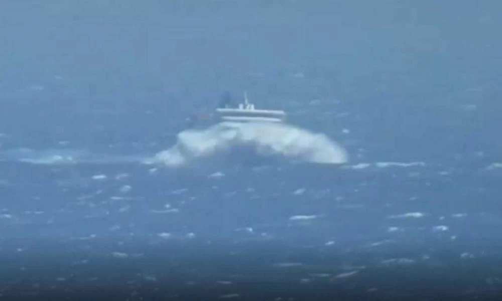 Η στιγμή που τα κύματα «καταπίνουν» το Superferry στο στενό Τήνου – Μυκόνου (βίντεο)